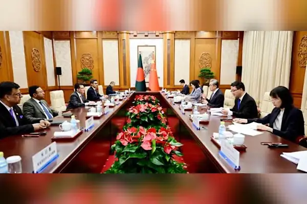 Wang Yi, Bangladeşli mevkidaşı Rahman ile görüştü