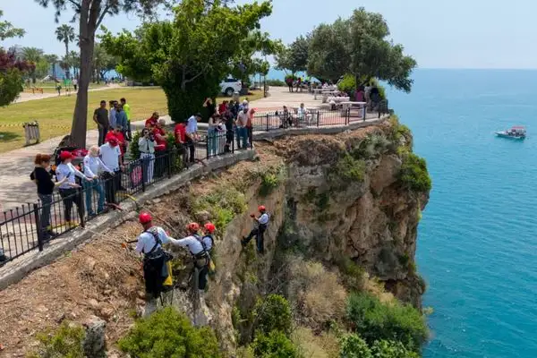 Falezlerde arama kurtarma destekli temizlik yapıldı