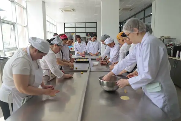 Konak’ta kadınlara pastacılık eğitimi
