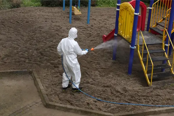 Osmangazi'de park ve kamusal alanlarda düzenli ilaçlama 
