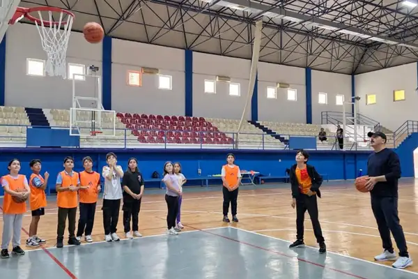 Başkan Kotan, çocuklarla pota altında buluştu