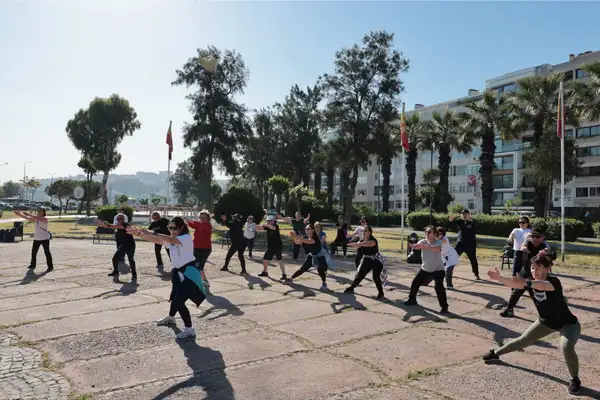 İzmir Konak'ta açık havada sabah sporu devam ediyor