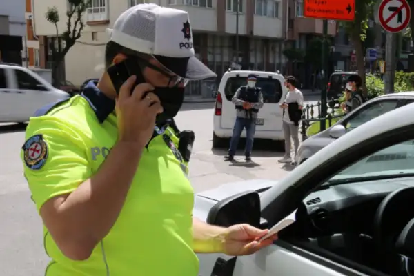 İstanbul İl Emniyet Müdürlüğü'nden sahte çakar kullanan sürücüye ceza