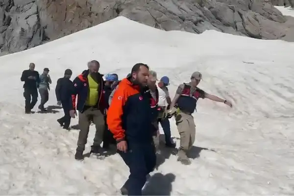 Ovacık’ta Kırk Merdiven Şelalesi’nde mahsur kalan vatandaş kurtarıldı