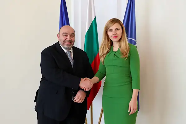 Petrova, Yunanistan'ın Bulgaristan Büyükelçisi Liberopoulos ile görüştü