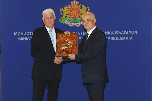 Stoyanov, Bulgaristan Savunma Bakanı olarak göreve başladı