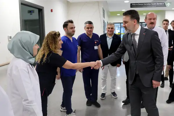 Bursa'da Hemşireler Günü’nde sağlık çalışanları ziyaret edildi