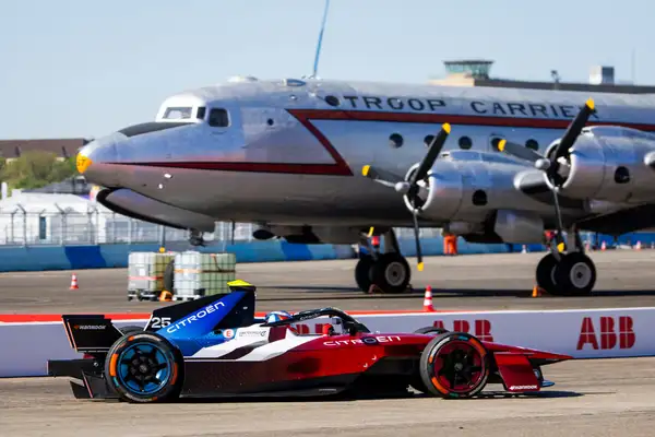 Cıtroen Racıng Formula E Takımı Berlin'de podyumda 