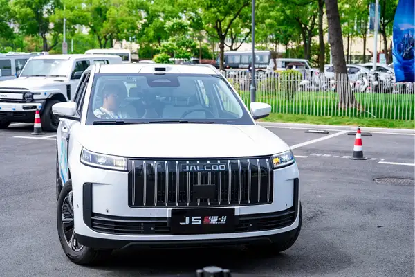 OMODA & JAECOO Gençler için akıllı park deneyimini başlatıyor