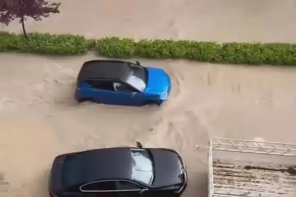 Hatay’da şiddetli yağışın etkisiyle caddeler su altında kaldı