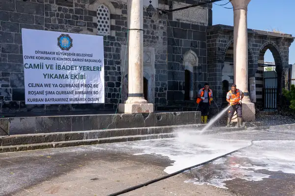 Diyarbakır’da bayram öncesi ibadethanelerde temizlik çalışması