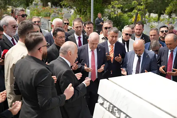 Zafer Partisi Genel Başkanı Özdağ, Ozan Arif’in kabrini ziyaret etti