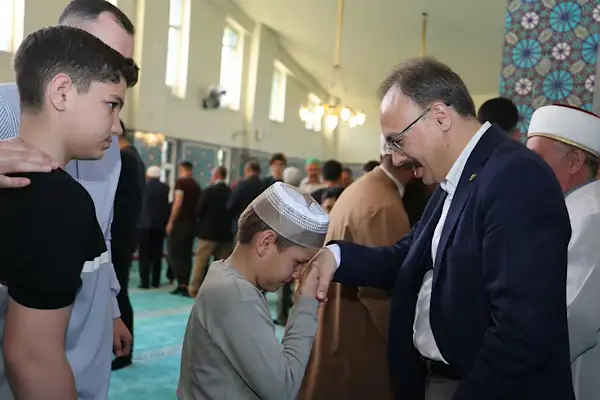 Siirt Valisi Kızılkaya bayram namazı sonrası vatandaşlarla bayramlaştı