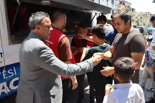 İzmit'te cami cemaatine cuma ikramı