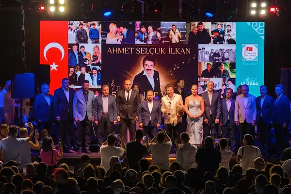 Ahmet Selçuk İlkan’ın 50. sanat yılı Adana’da konserle kutlandı