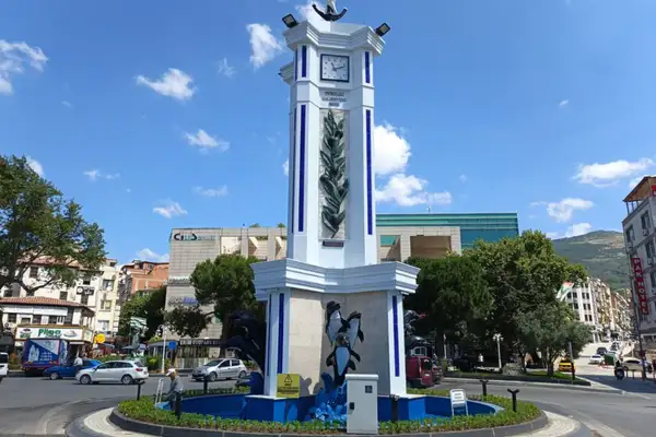 Gemlik’te Saat Kulesi ve havuz çevresinde yenileme çalışmaları sürüyor