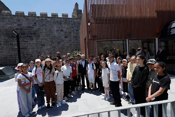 Başkan Büyükkılıç, Kayseri Kalesi'nde çocuklarla buluştu