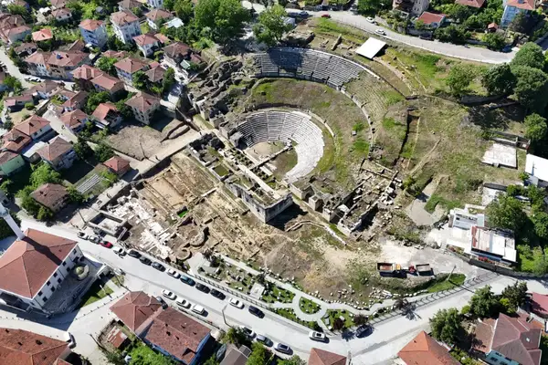 Konuralp Antik Tiyatrosu bayramda 14 bin ziyaretçi ağırladı