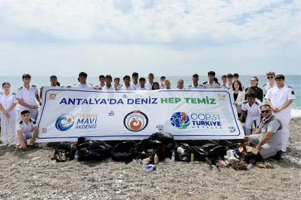 Konyaaltı Sahili'nde öğrencilerle kıyı temizliği yapıldı