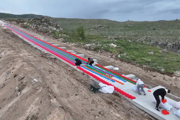 Niğde’de 285 metrelik renkli kaydırak hizmete açılmaya hazırlanıyor