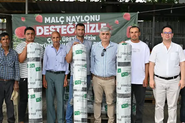 Manisa’da çilek üreticilerine malç naylonu desteği sağlandı
