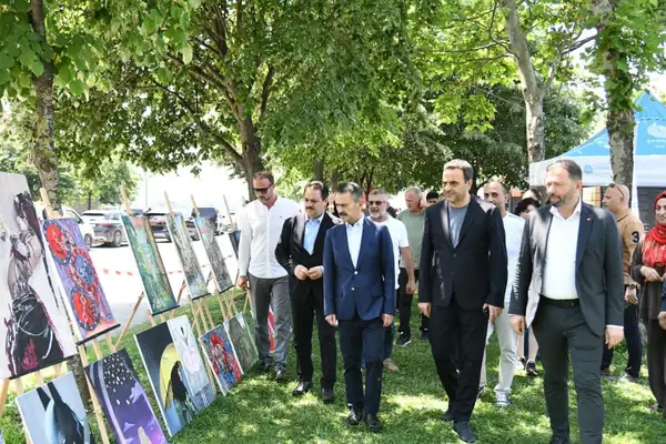 Başiskele Sahili’nde öğrenci resim sergisi açıldı