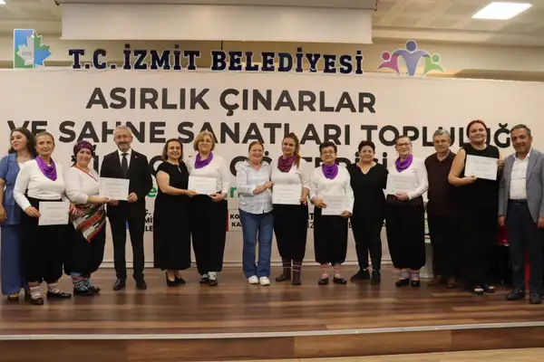 İzmit’te Asırlık Çınarlar Topluluğu yıl sonu gösterisi düzenlendi