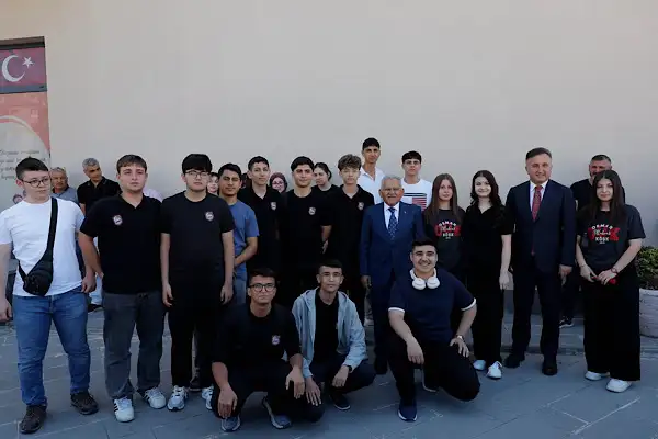 Başkan Büyükkılıç, karne töreninde öğrencilerle bir araya geldi