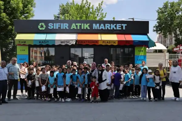 Kütahya'da öğrencilerinden Sıfır Atık Market’e geri dönüşüm desteği