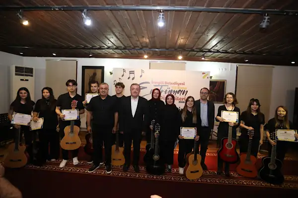 İnegöl'de gitar kursu kursiyerleri sertifikalarını aldı