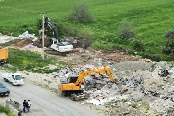 Manisa’da kaçak moloz temizlendi
