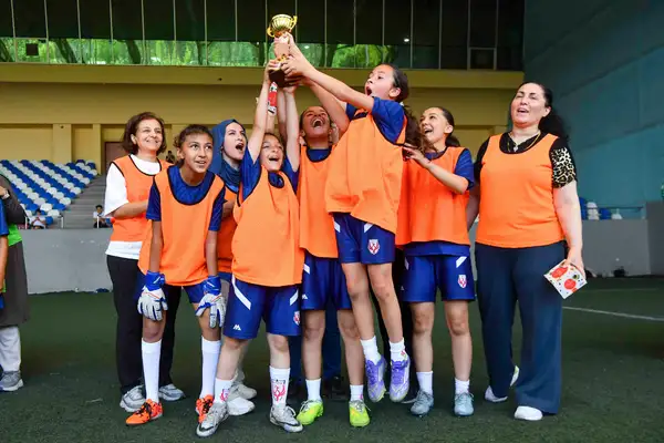 Anne ve kızlar aynı sahada futbol oynadı