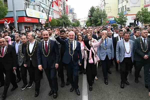 Isparta Uluslararası Gül Festivali kortejle başladı