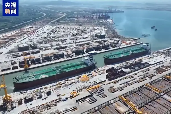 Çin aynı gün iki dev petrol tankerini teslim ederek rekor kırdı