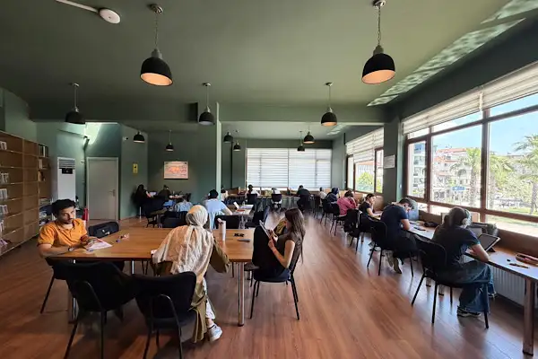 Sınav adayları hazırlıklarına Kent Kütüphanesi'nde devam ediyor