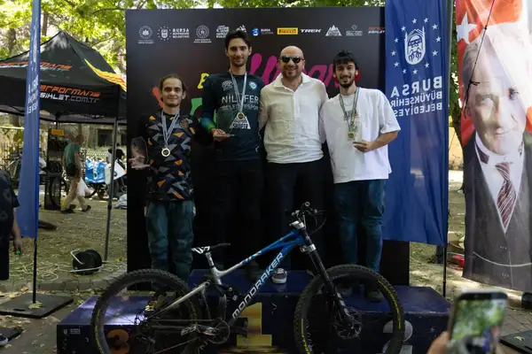 Bursa Urban Downhill Yarışı adrenalin dolu anlara sahne oldu