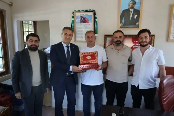 İzmit Belediyesi, muhtarlara yönelik doğum günü ziyaretlerine devam ediyor