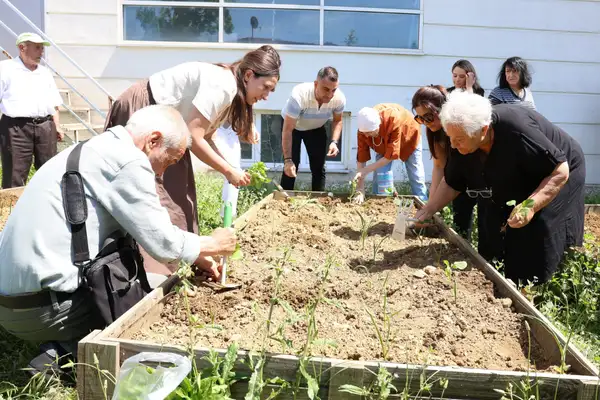 Nilüfer’de huzurevi sakinleri fideleri toprakla buluşturdu