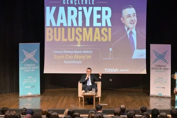 Aksoy, TÜGVA’nın kariyer buluşmasında gençlerle bir araya geldi