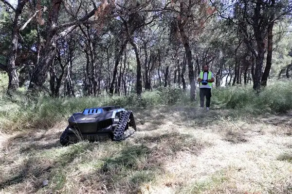Konak Belediyesi ot biçme robotunu hizmete aldı