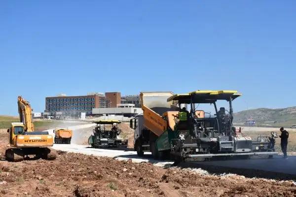 Siirt’te hastane bağlantı yolunda asfalt çalışması devam ediyor
