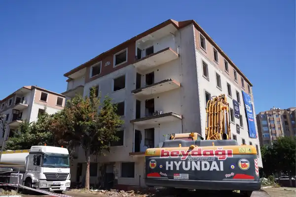 Beylikdüzü’nde riskli sitenin yıkımı başladı