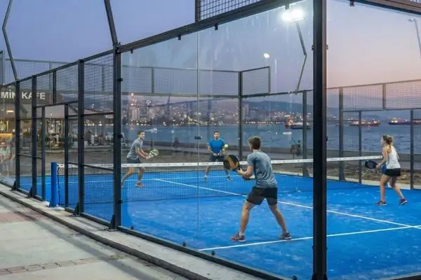 Bostanlı Sahili'nde padel kortlarının yapımına başlandı