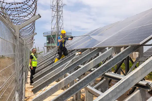 İzmir’de telsiz istasyonuna güneş enerjisi takviyesi