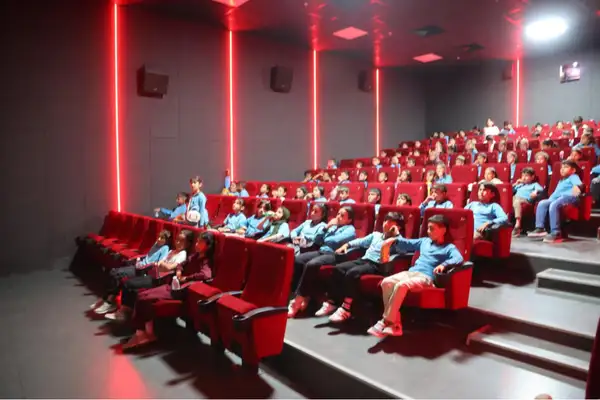 Van Büyükşehir Belediyesi’nden öğrencilere sinema etkinliği