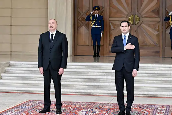 Aliyev, Türkmenistanlı mevkidaşı Berdimuhamedov ile bir araya geldi