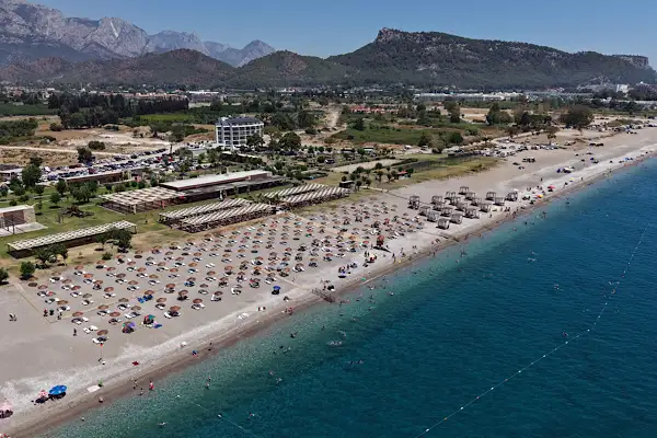 Çeşme'den Bodrum'a, Marmaris'ten Belek'e halk plajlarına yoğun ilgi