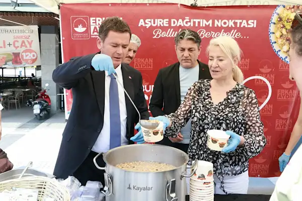 Osmangazi Meydanı’nda vatandaşlara aşure ikramı yapıldı