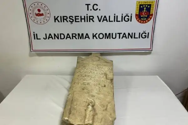 Kırşehir’de Roma dönemine ait olduğu değerlendirilen mezar taşı ele geçirildi