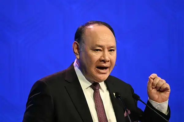 Çin, Filipinler Savunma Bakanı Teodoro’ya yaptırım uygulayacak